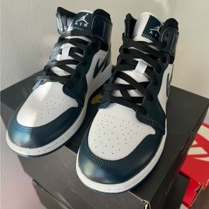 Grade School Jordan 1’s Mids